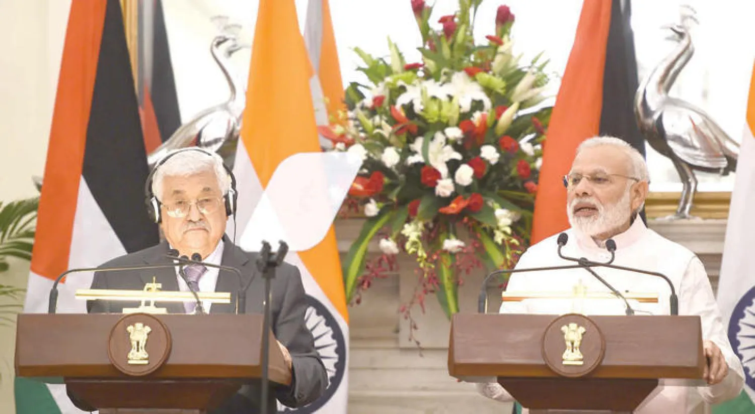 رئيس الوزراء الهندي مودي مع الرئيس الفلسطيني في دلهي الأسبوع الماضي (أ.ف.ب)