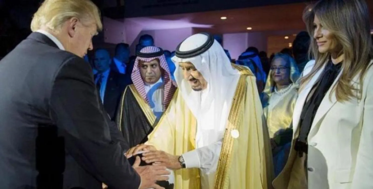 خادم الحرمين خلال تدشينه مركز «اعتدال» في الرياض بحضور الرئيس الأميركي (واس)