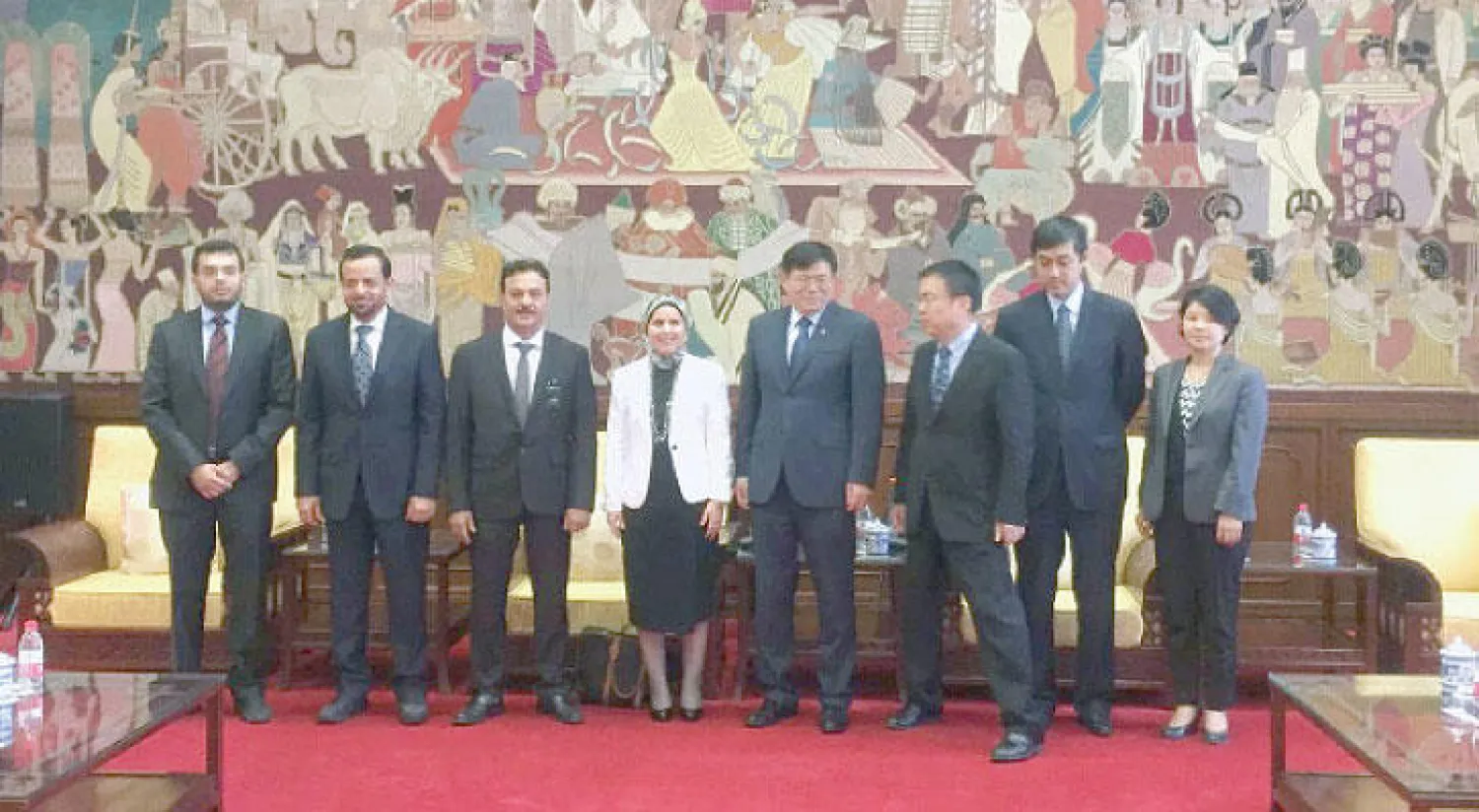 صورة جماعية خلال الاجتماع الثاني للخبراء في مجال المكتبات والمعلومات في بكين («الشرق الأوسط»)