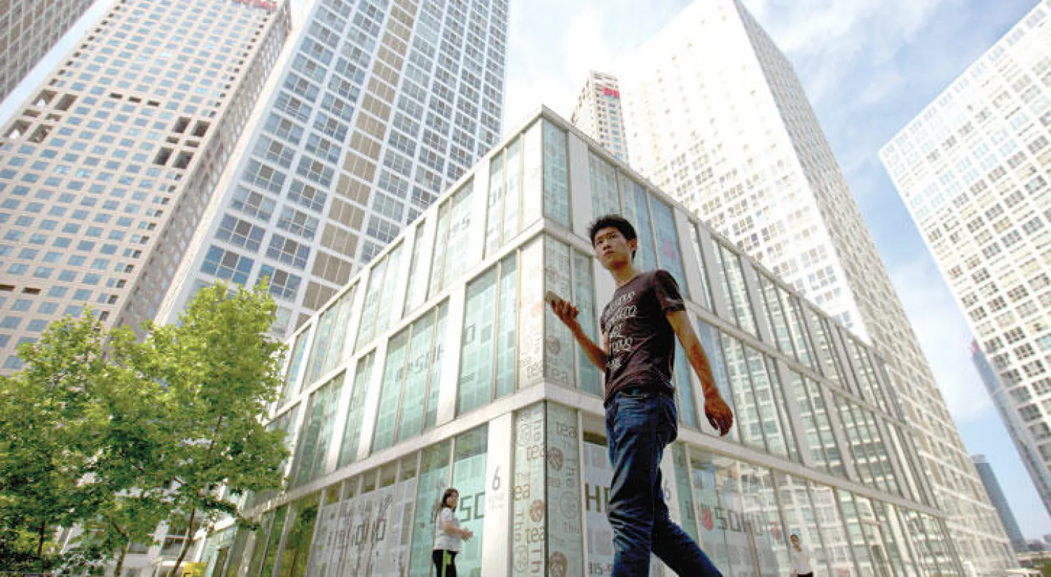 جانب من الوسط التجاري للعاصمة الصينية بكين حيث طغت أخبار مخاطر الديون (أ ب)