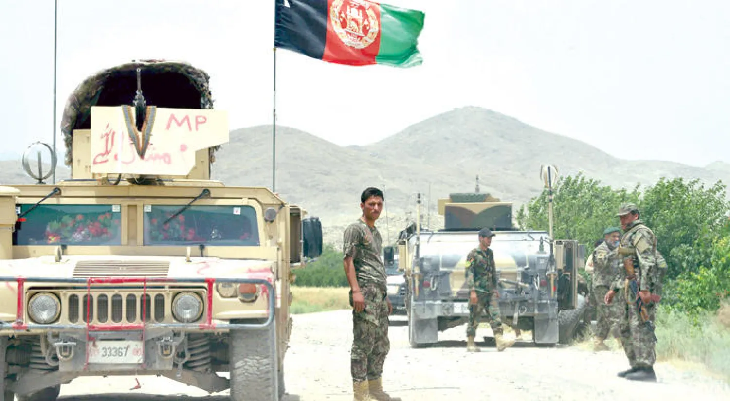 قوات أفغانية على الطريق السريع في شاه والي كوت خارج قندهار جنوب أفغانستان أمس (أ.ف.ب)