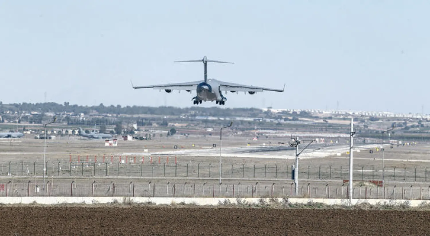 طائرة شحن تهبط في قاعدة إنجرليك جنوب تركيا (إ.ب.أ)