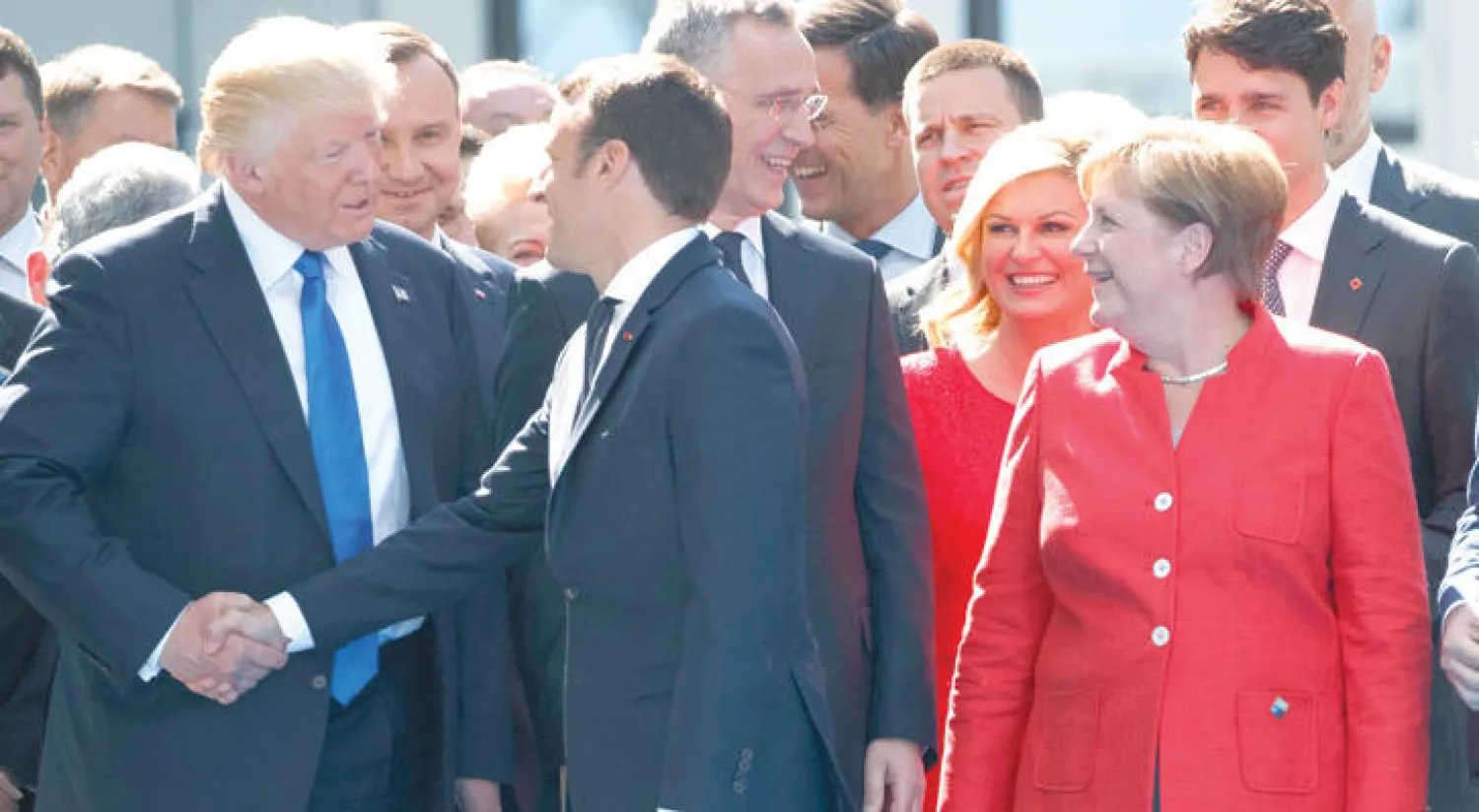 الرئيسان الأميركي دونالد ترمب والفرنسي إيمانويل ماكرون والمستشارة الألمانية أنجيلا ميركل خلال افتتاح مقر «الناتو» الجديد في بروكسل أمس (أ.ب)