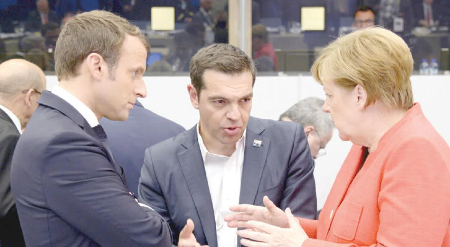 حديث بين المستشارة الألمانية أنجيلا ميركل والرئيس الفرنسي إيمانويل ماكرون ورئيس الوزراء اليوناني ألكسيس تسيبراس على هامش قمة «الناتو» في بروكسل أمس (رويترز)