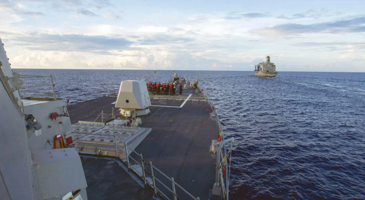 صورة المدمرة الأمريكية (ديوي) الحاملة للصواريخ الموجهة والتي دخلت يوم الخميس بحر الصين الجنوبي المياه التي تعتبرها إقليمية (أ.ف.ب)