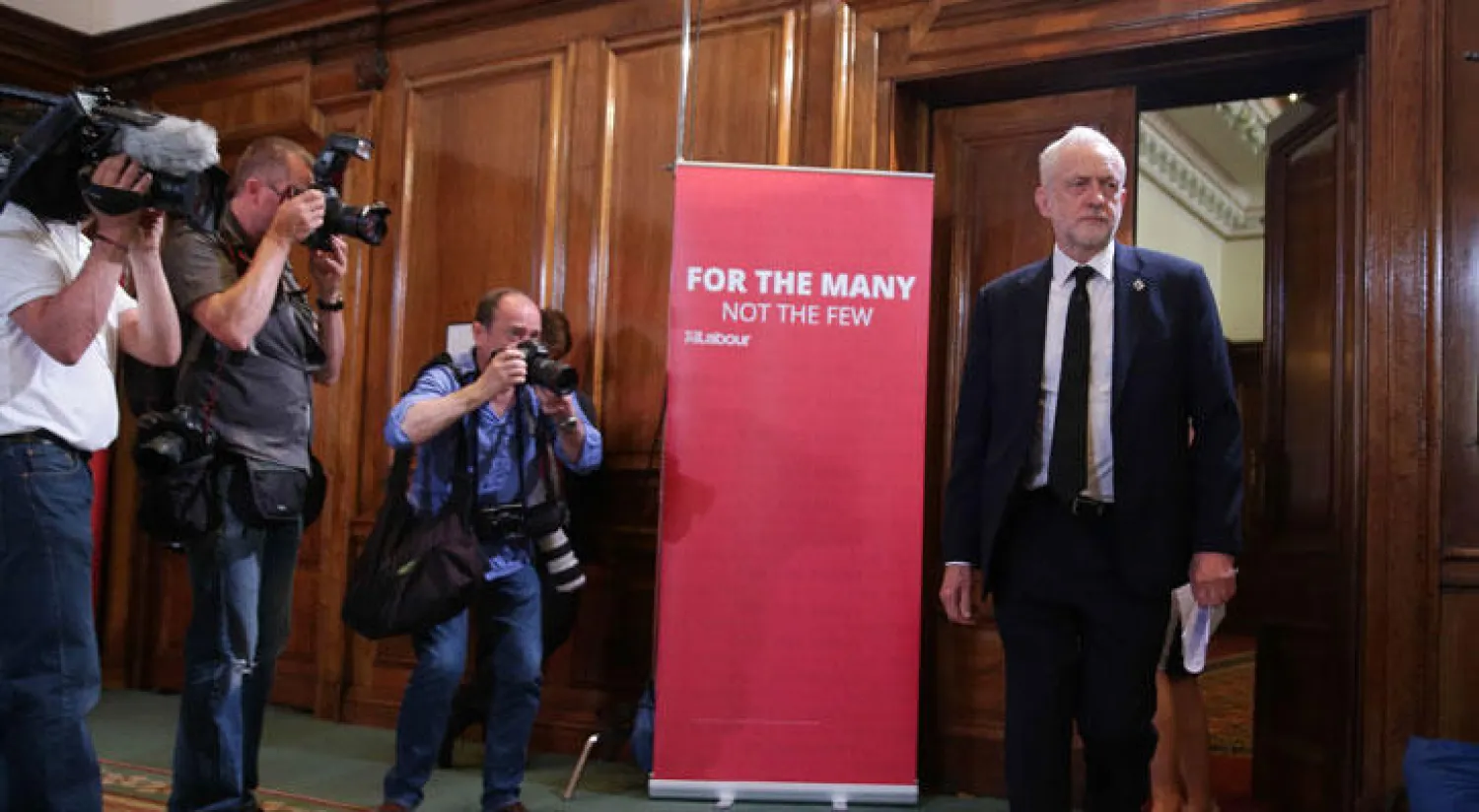 زعيم حزب العمال جيريمي كوربين يستأنف حملته الانتخابية ويضيق الفجوة مع المحافظين (أ.ف.ب)
