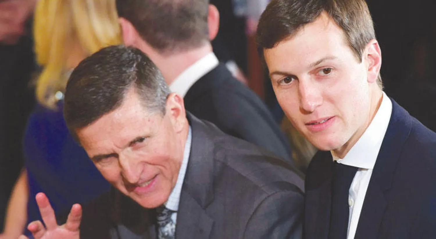 صورة أرشيفية لمايكل فلين (يسار) مستشار الأمن القومي سابقا مع جاريد كوشنر (أ.ف.ب)