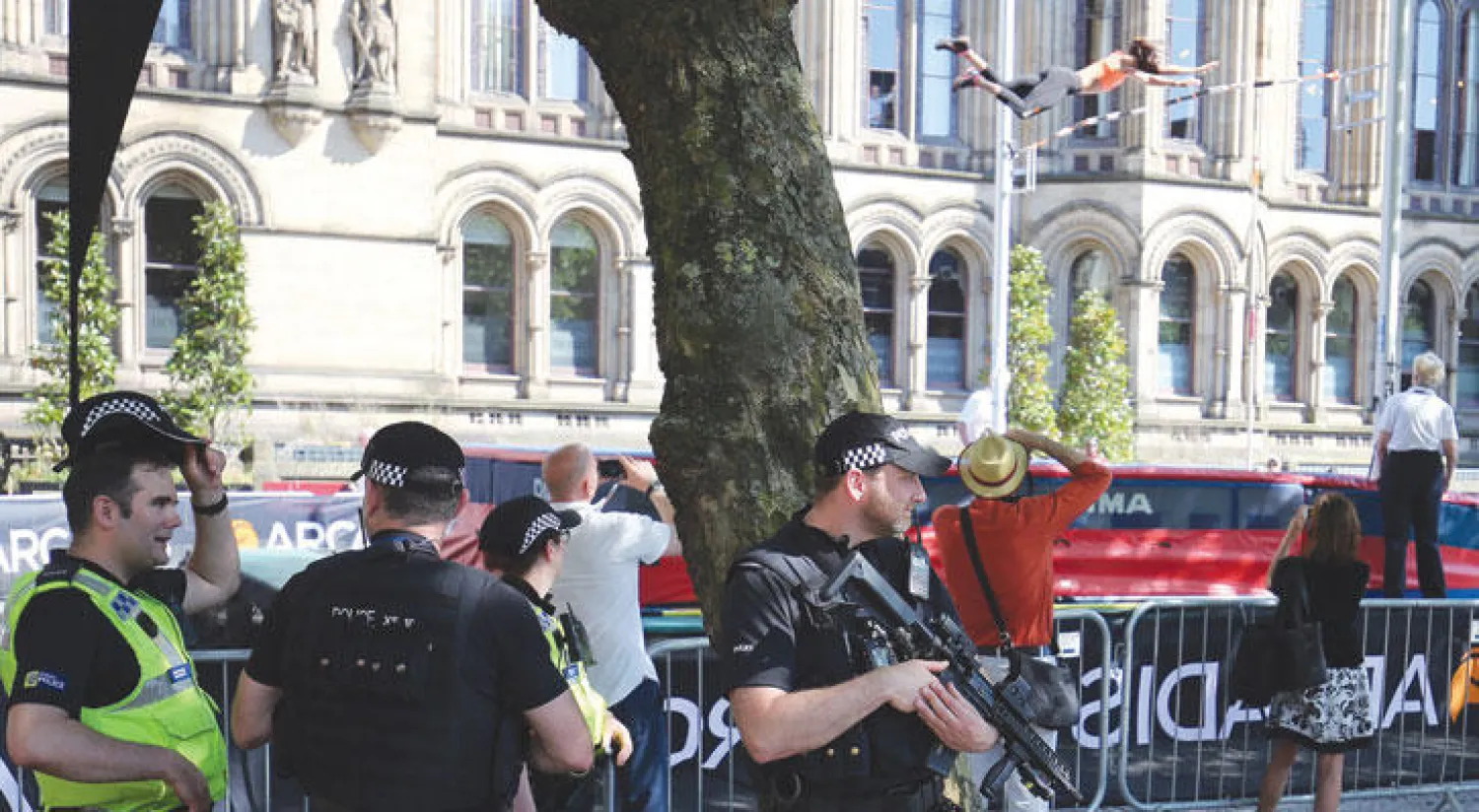 ضباط شرطة مسلحون في حالة تأهب وسط مانشستر أمس (إ.ب.أ)