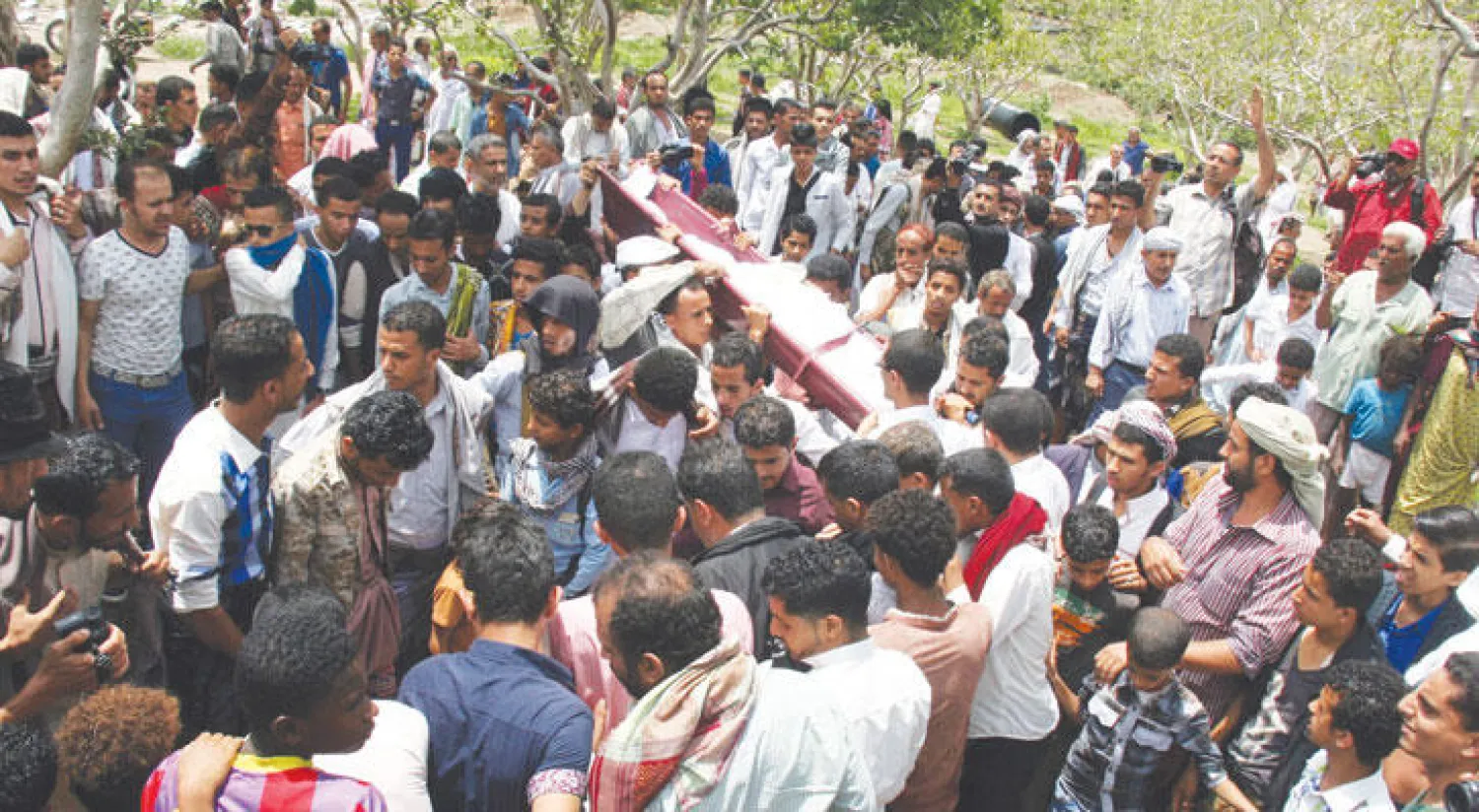 جانب من مراسم تشييع جثمان الصحافيين في تعز أمس (رويترز)