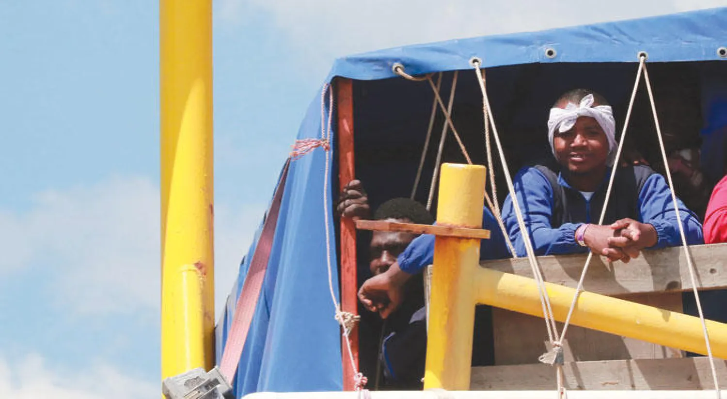 مهاجرون أنقذتهم سفينة أطباء بلا حدود قبالة الساحل الإيطالي أمس (أ.ف.ب)