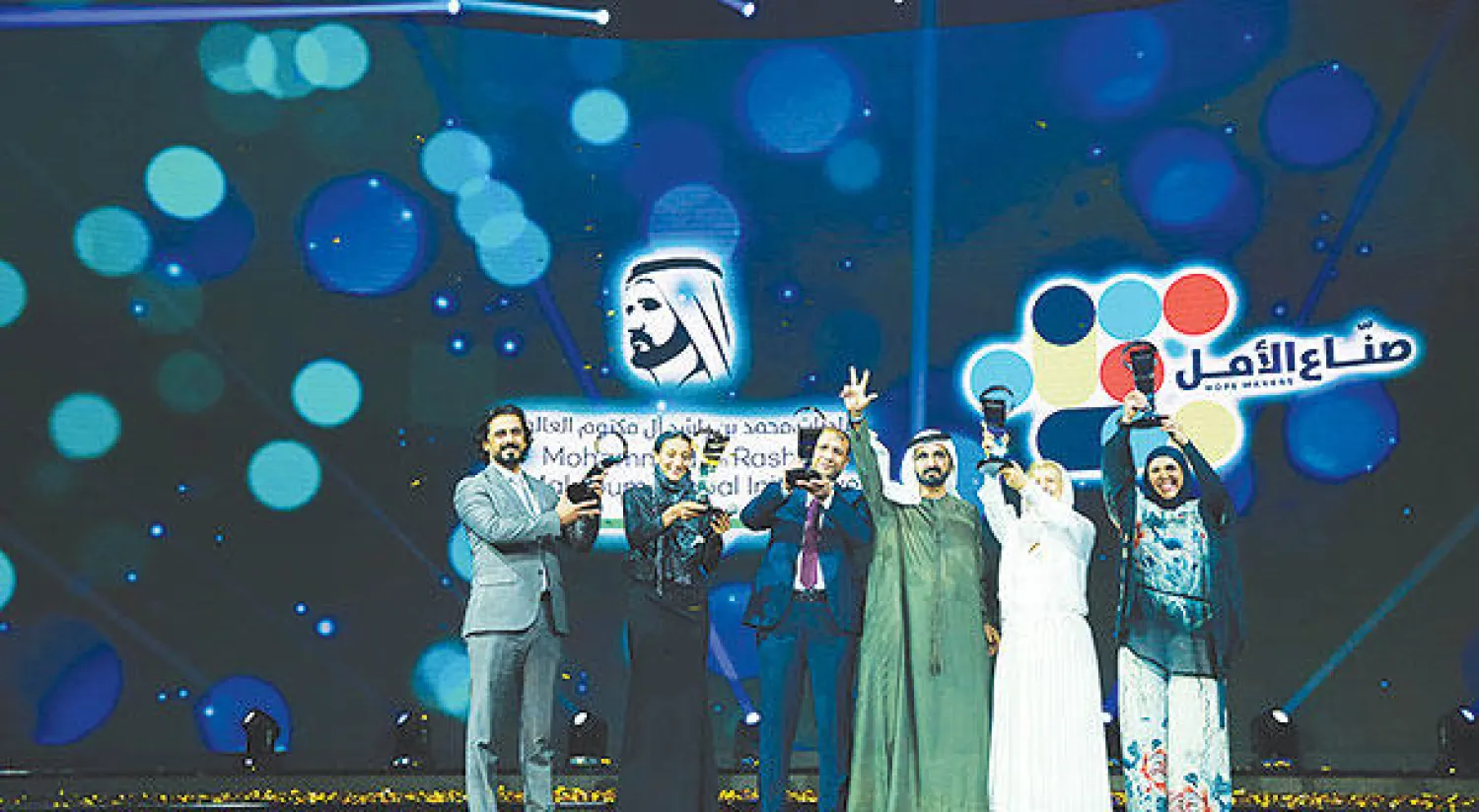 الشيخ محمد بن راشد آل مكتوم أثناء تسليمه الجوائز التقديرية لـ«صنّاع الأمل» في 18 مايو الماضي