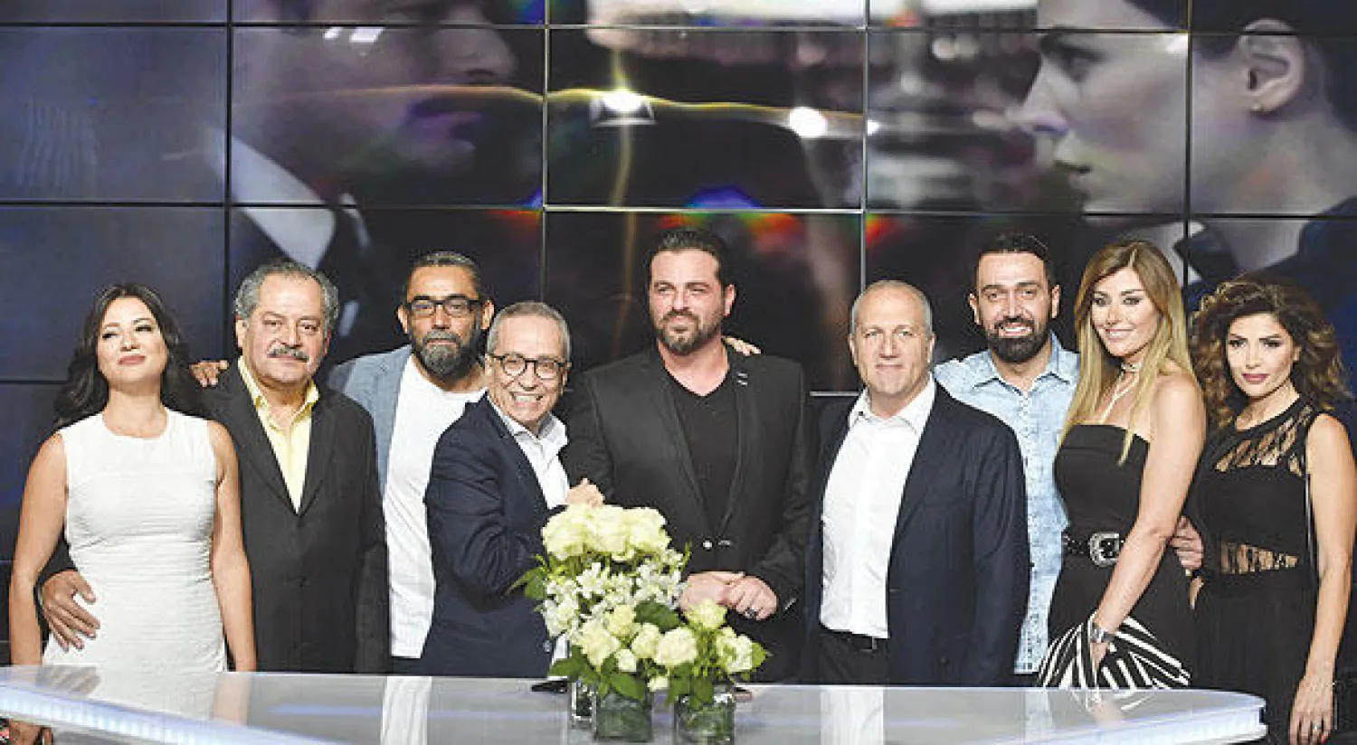 رئيس مجلس إدارة تلفزيون (إم تي في) مع نجوم مسلسل «أدهم بيك»