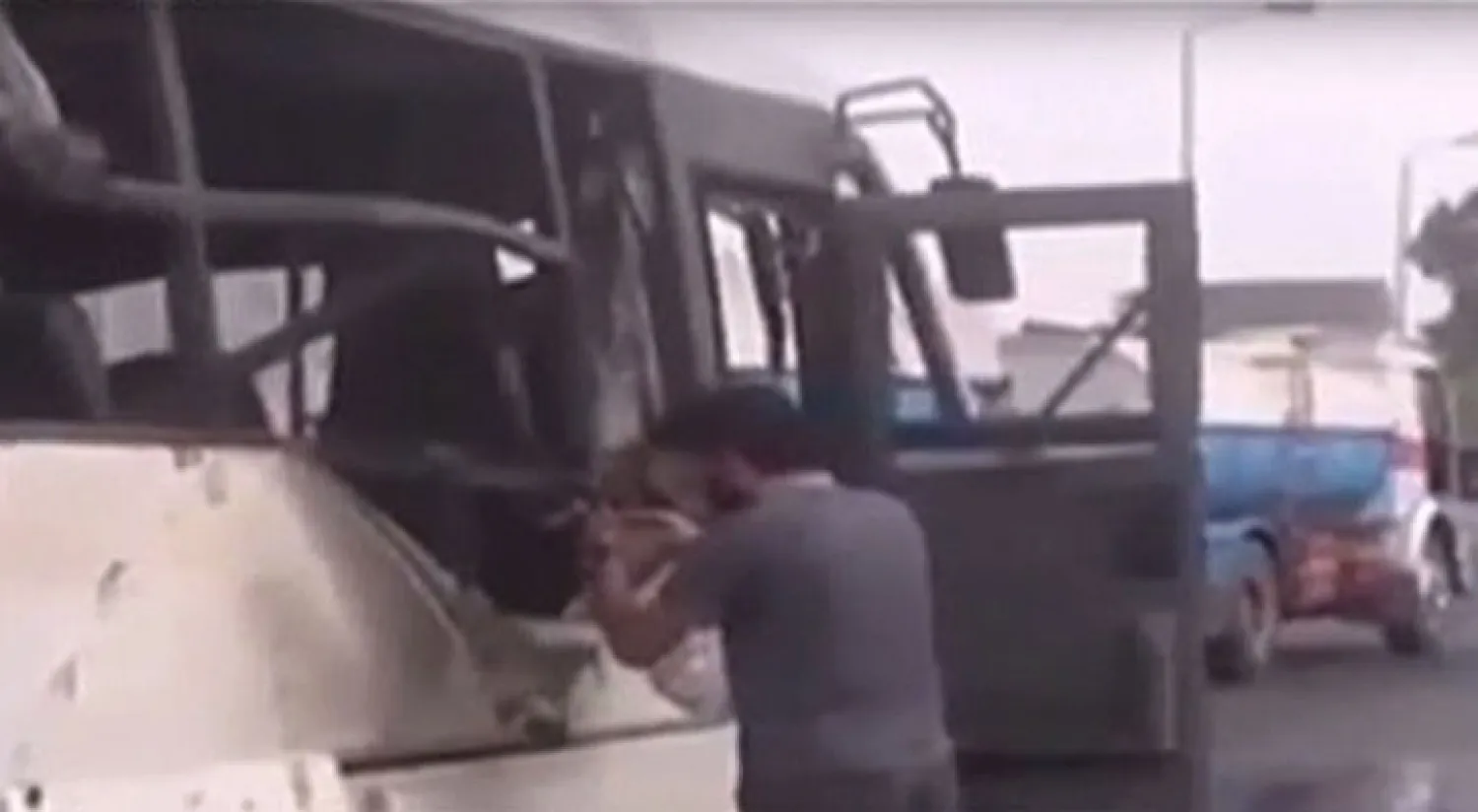 مسلحون يستقلون 3 سيارات دفع رباعي فتحوا النار على حافلة للأقباط في المنيا جنوب مصر («التلفزيون الرسمي المصري»)