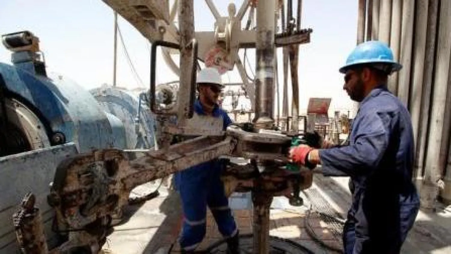 عمال بحقل للنفط في البصرة بجنوب العراق (رويترز)