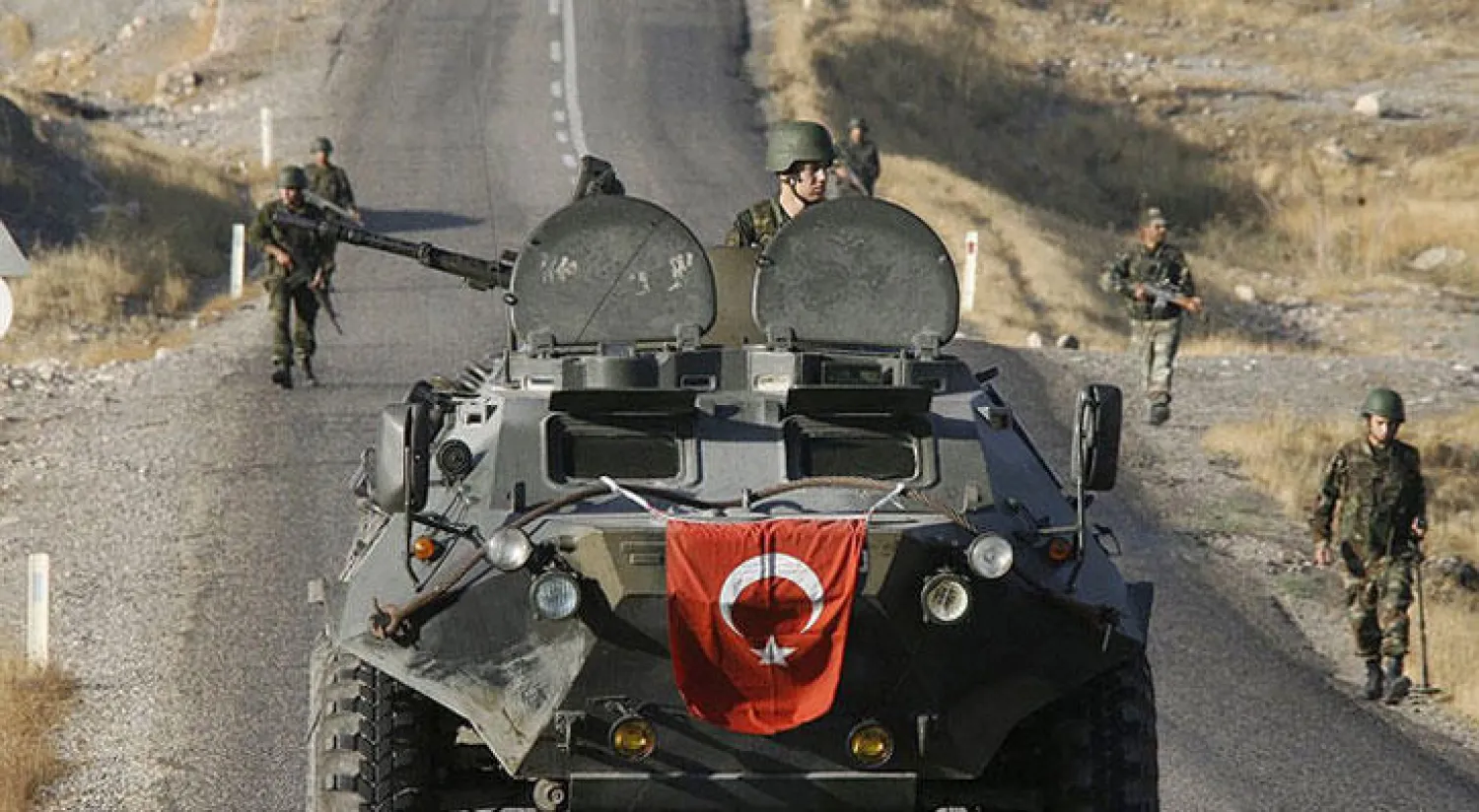 قوات تركية تمشط الحدود مع سوريا.