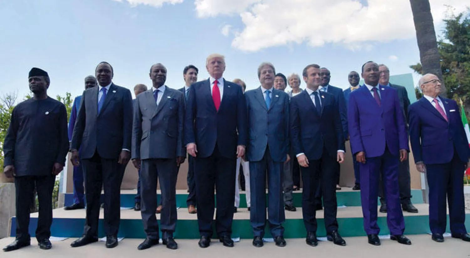 قادة دول مجموعة السبع في لقطة تذكارية في ختام قمتهم أمس في تاورمينا (أ.ف.ب)