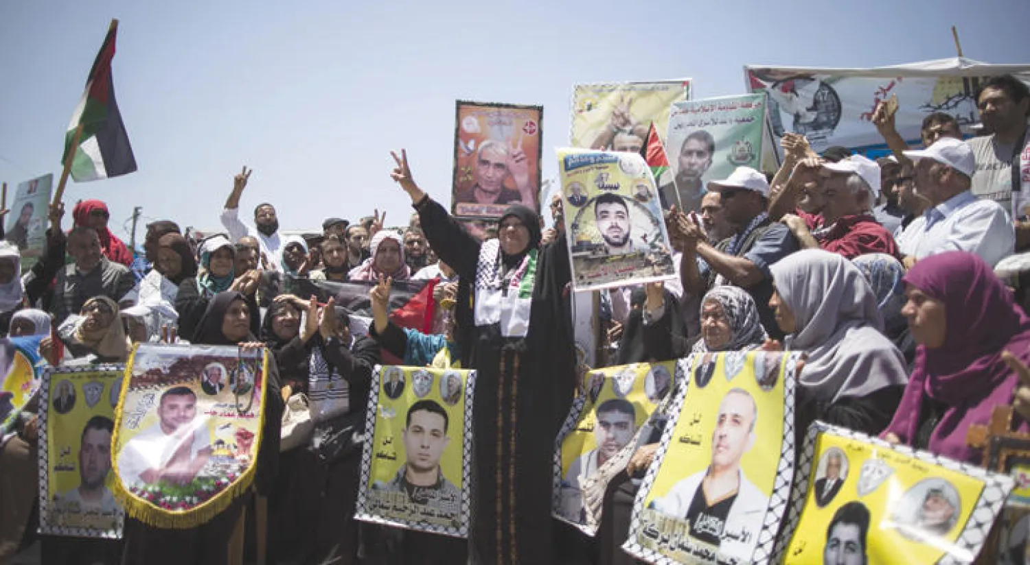 فلسطينيون في غزة يعبرون عن فرحتهم بعد الإعلان عن التوصل لاتفاق ينهي إضراب الأسرى (أ.ف.ب)