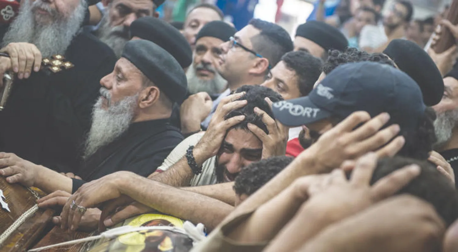 أقارب الضحايا خلال التشييع في كاتدرائية سانت صاموئيل في المنيا بصعيد مصر أمس (إ.ب.أ)