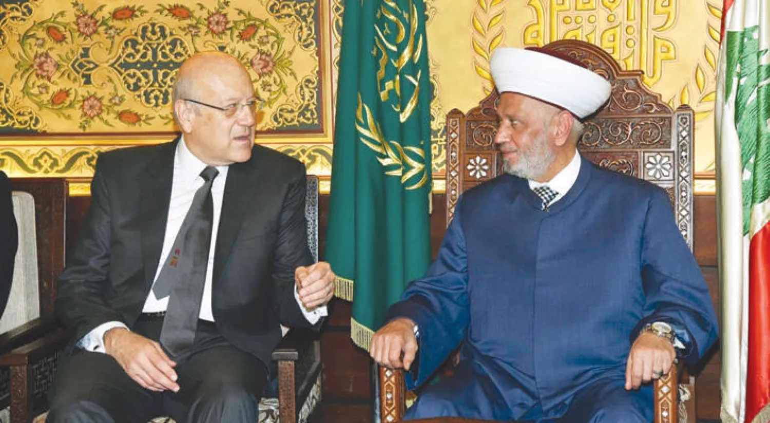 مفتي الجمهورية اللبنانية الشيخ عبد اللطيف دريان لدى استقباله رئيس الحكومة السابق نجيب ميقاتي أمس (دالاتي ونهرا)