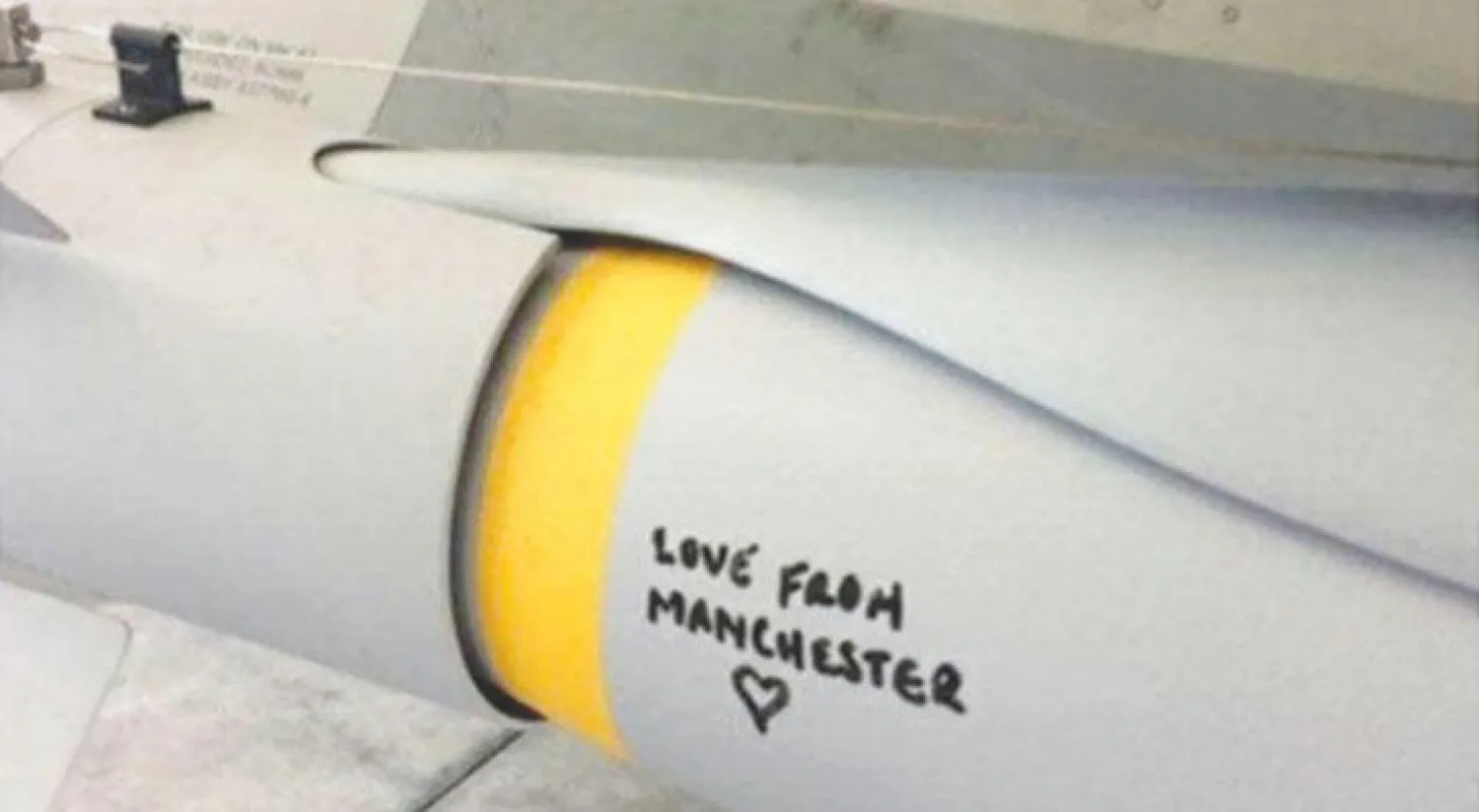 القنبلة الموجهّة لمعاقل التنظيم في سوريا ومكتوب عليها عبارة «الحب من مانشستر»