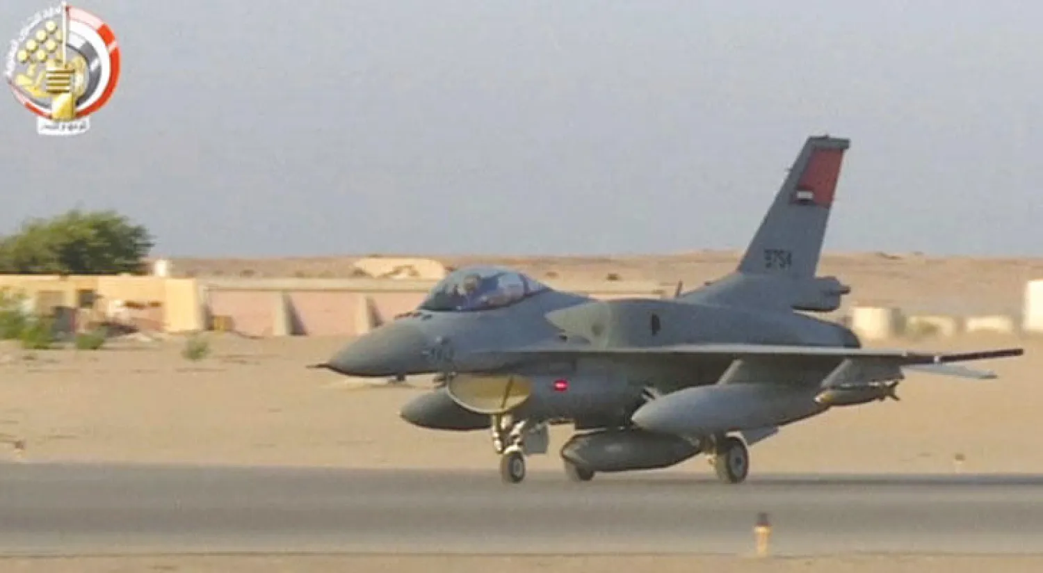 قاذفة مصرية تنطلق من أحد المطارات لردع مراكز تدريب الإرهابيين في درنة (أ.ب)