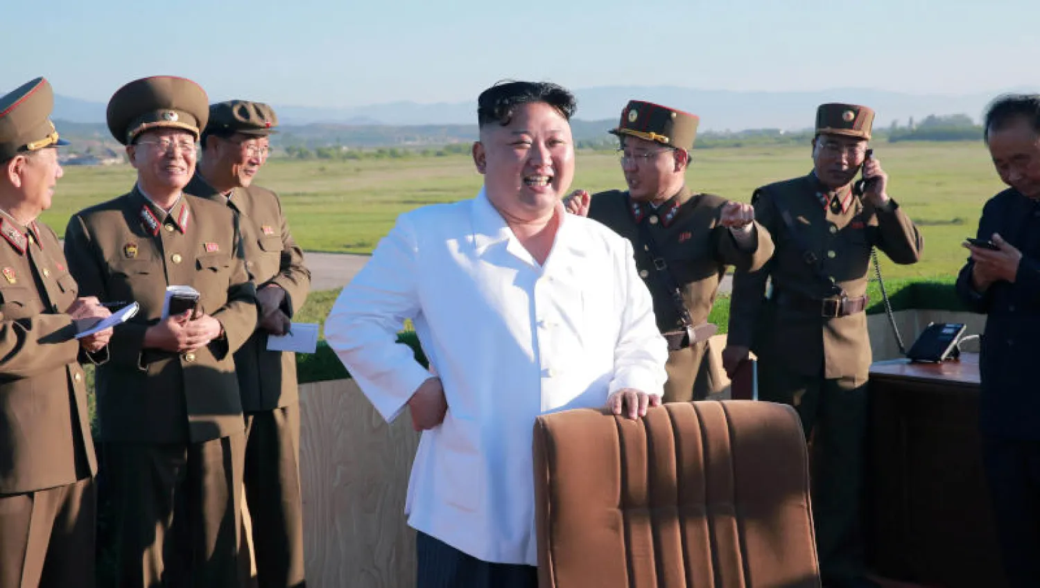 زعيم كوريا الشمالية كيم غونغ أون يشرف على اختبار نظام جديد لسلاح مضاد للطائرات (رويترز)