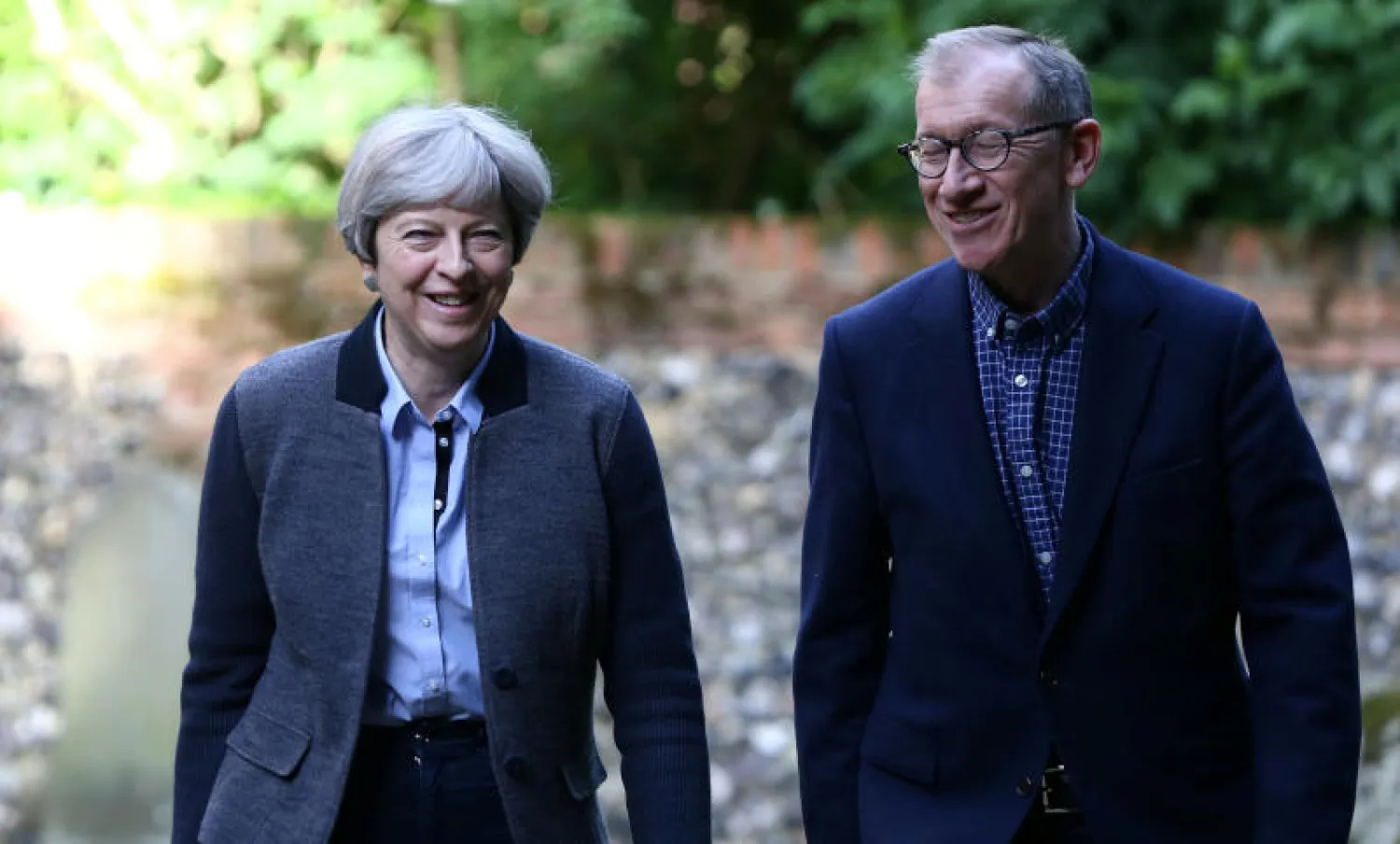رئيسة الوزراء البريطانية تيريزا ماي وزوجها فيليب (رويترز)