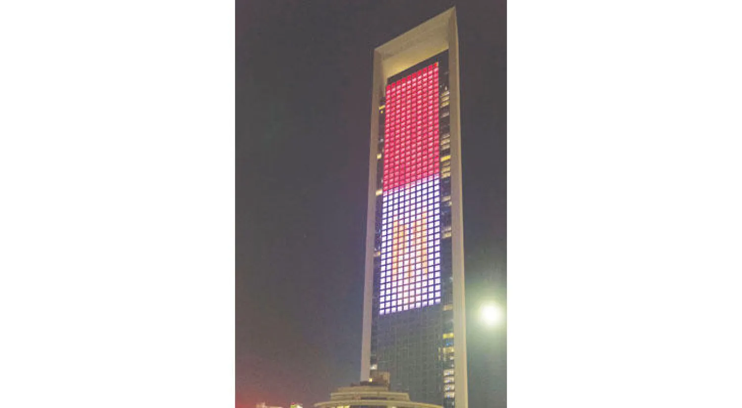 أبوظبي تضيء أبرز معالمها بالعلم المصري