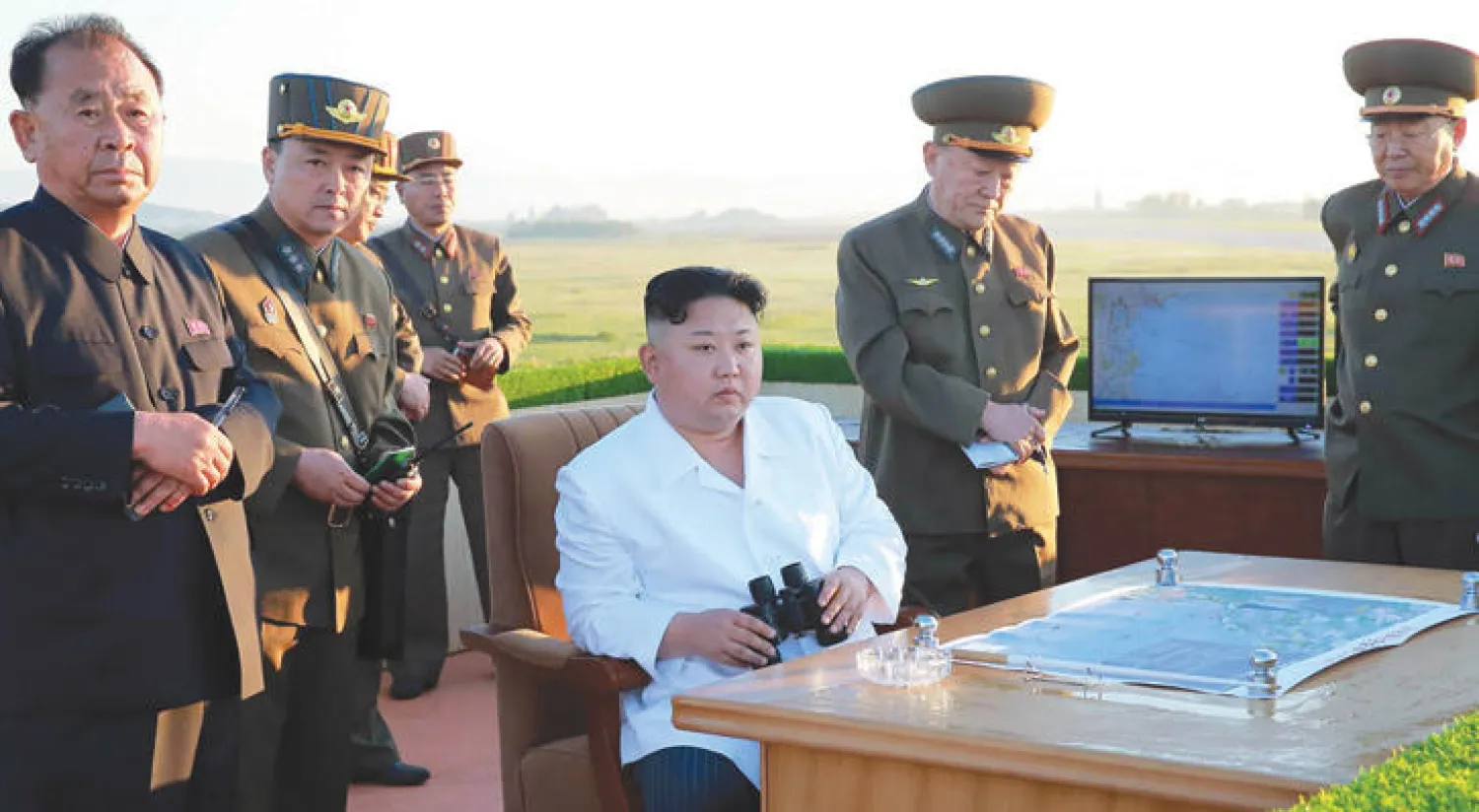 زعيم كوريا الشمالية كيم جونغ أون يشرف على تجربة نظام جديد للمضادات الجوية الأحد (أ.ف.ب)