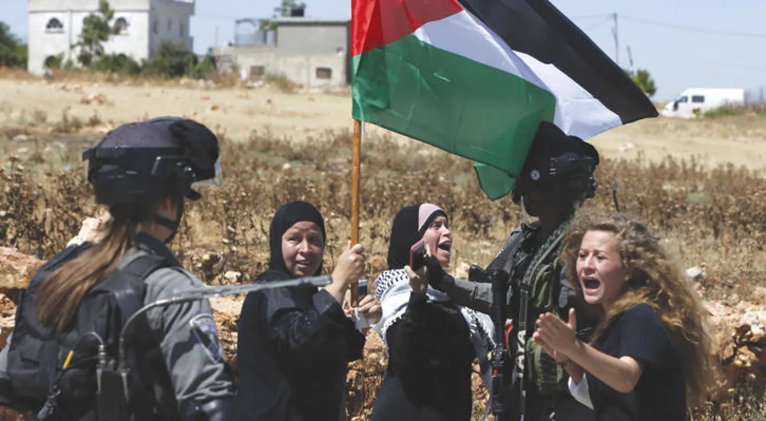 فلسطينيات وأجنبيات تظاهرن في قرية النبي صالح شمال رام الله احتجاجا على استمرار الاحتلال (أ.ف.ب)