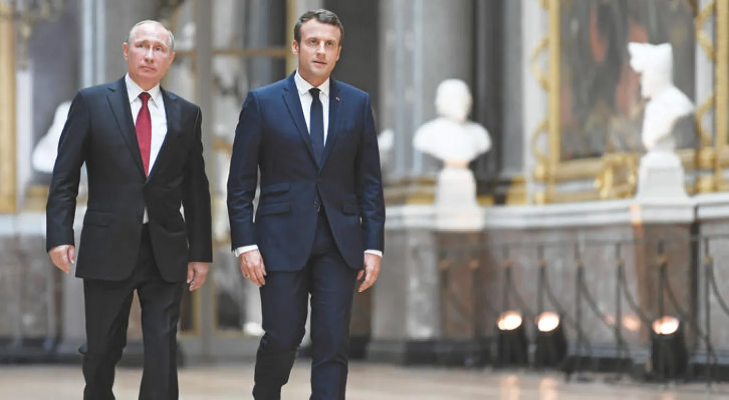 الرئيس الفرنسي إيمانويل ماكرون ونظيره الروسي فلاديمير بوتين قبل عقدهما مؤتمراً صحافياً مشتركاً في قصر فيرساي أمس (إ.ب.أ)