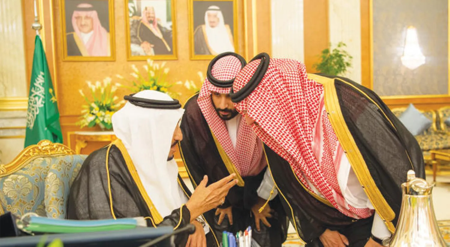 الملك سلمان بن عبد العزيز في حديث مشترك مع الأمير محمد بن نايف ولي العهد والأمير محمد بن سلمان ولي ولي العهد خلال انعقاد جلسة مجلس الوزراء في جدة مساء أمس (واس)