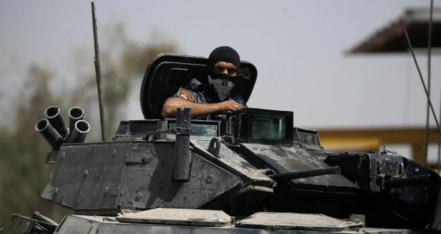 جندي عراقي على عربة مدرعة بخط المواجهة في غرب الموصل (رويترز)