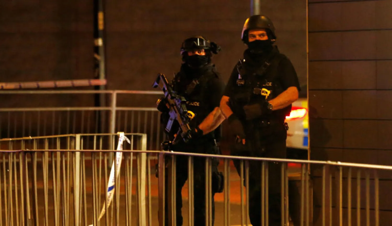 ضباط شرطة يحرسون ملعب مانشستر (رويترز)