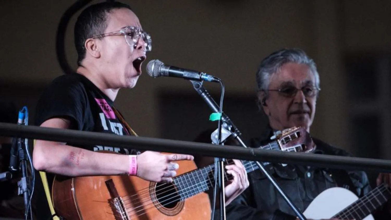 المغني البرازيلي ماريا غادو وزميله كياتانو فيلسو أثناء حفل احتجاجي في ريو دي جانيرو للمطالبة باستقالة الرئيس ميشال تامر (ذا غارديان)