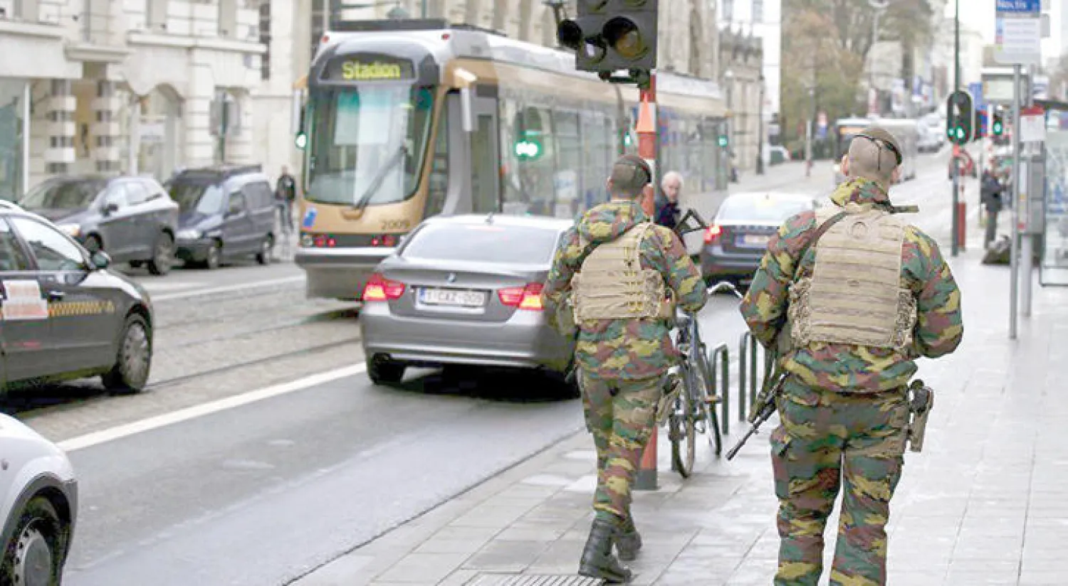 إجراءات أمنية في شوارع بروكسل عقب تفجيرات العام الماضي («الشرق الأوسط»)