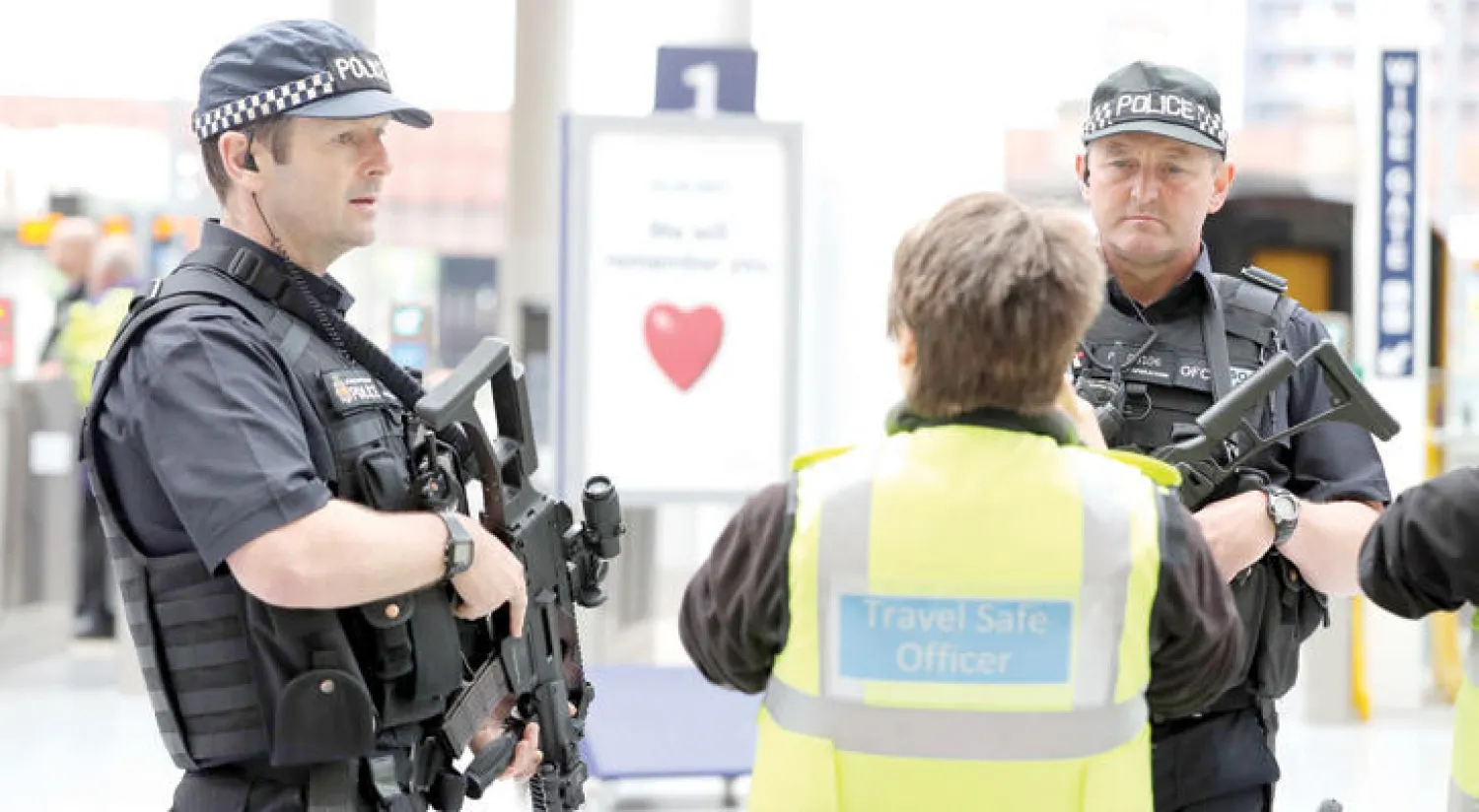 رجال الشرطة في مدخل محطة مانشستر فكتوريا لدى افتتاحها أمس (أ.ف.ب)