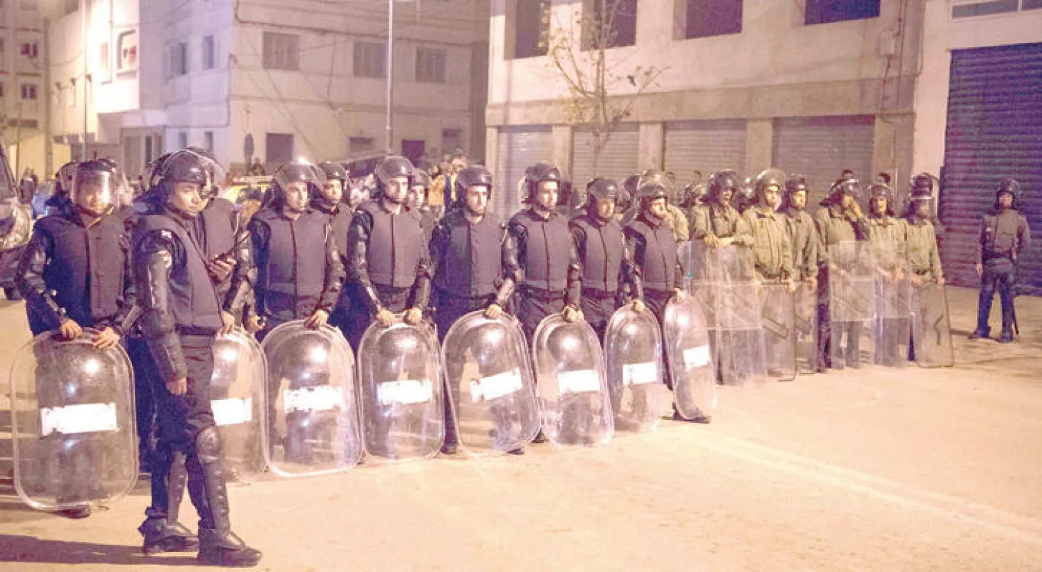 قوات الأمن المغربي خلال مواجهات مع محتجين في مدينة الحسيمة أول من أمس (أ.ف.ب)