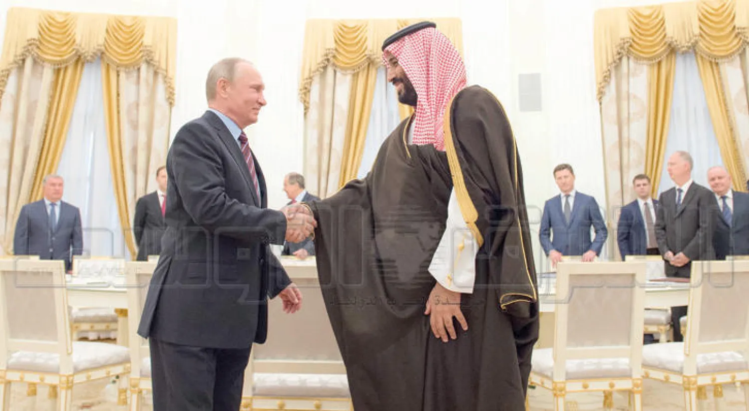 بوتين لدى ترحيبه بالأمير محمد بن سلمان في الكرملين أمس (تصوير: بندر الجلعود)