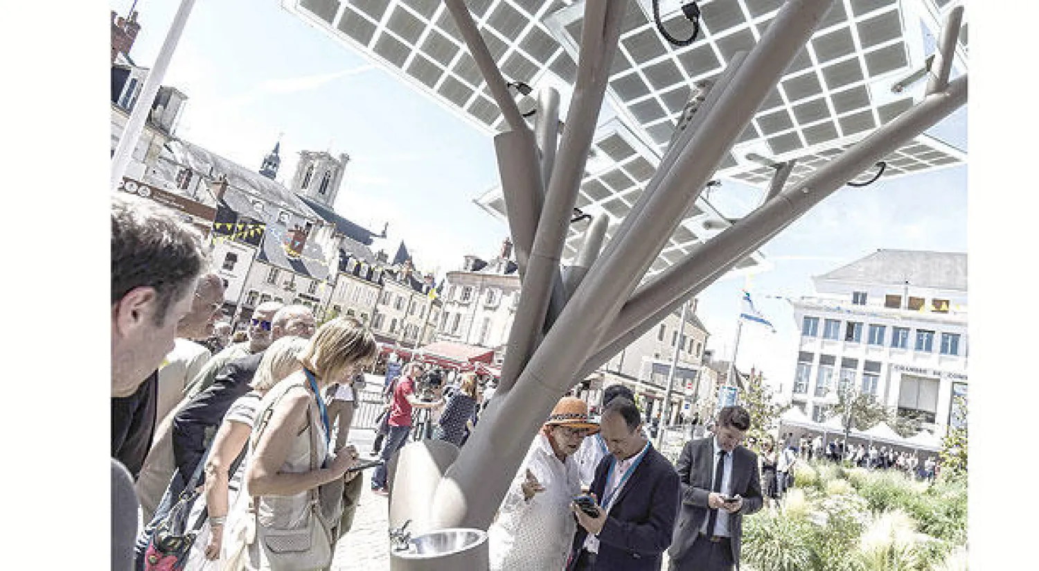 أول شجرة إلكترونية في فرنسا تمد الجوال بالطاقة الكهربائية