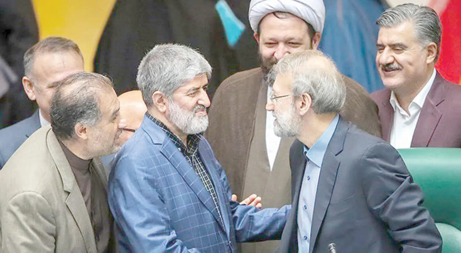 لاريجاني يتلقى التهاني من نائبه الثاني مطهري بعد إعلان نتائج انتخابات رئاسة البرلمان أمس (تسنيم)