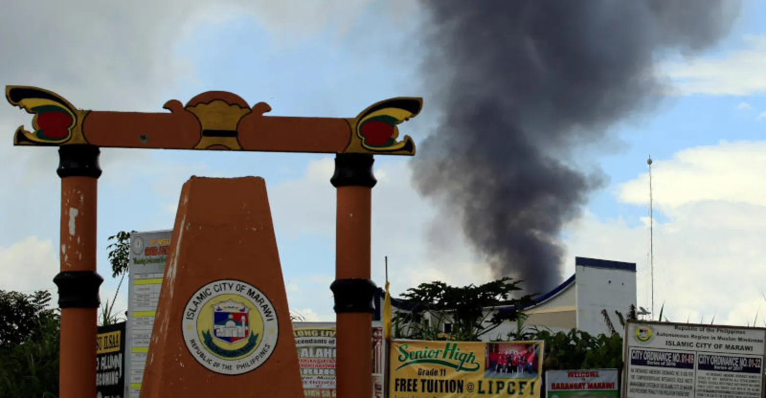 مروحيات فلبينية تطلق صواريخ ضد مسلحين بمدينة مراوي (رويترز)