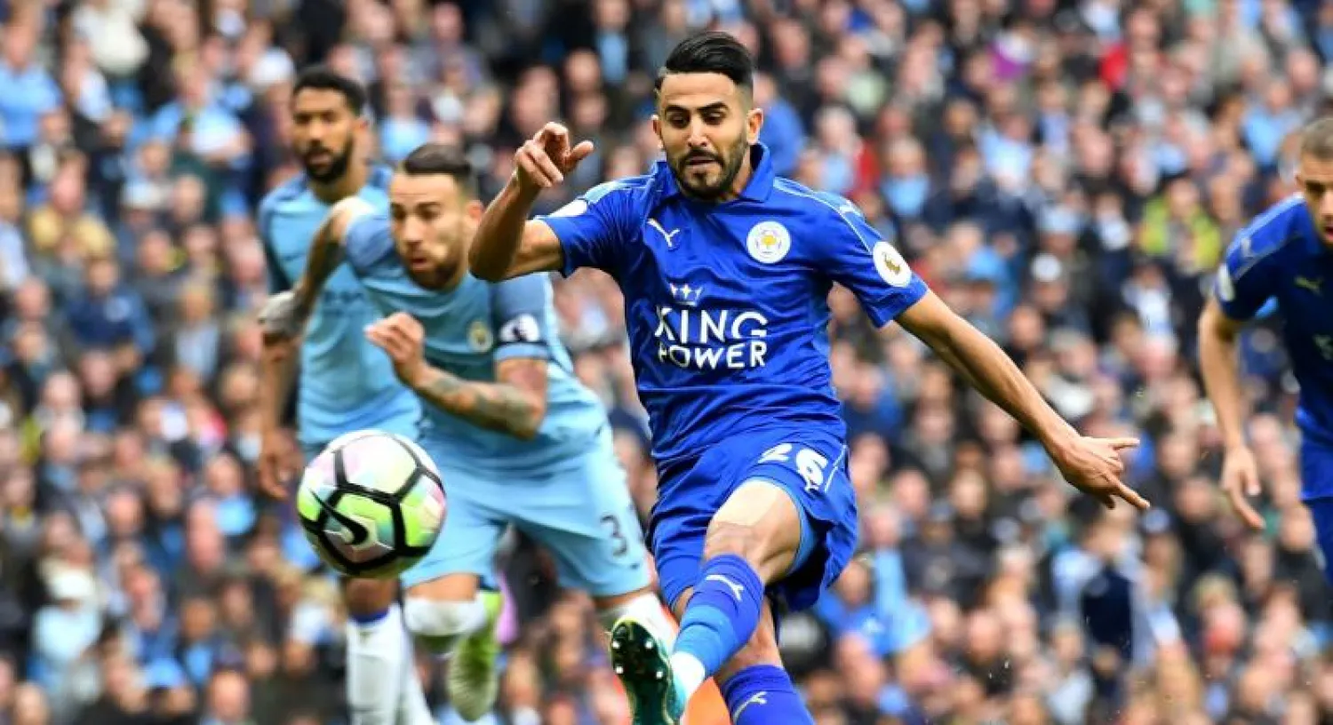 الجزائري رياض محرز لاعب ليستر سيتي الإنجليزي (أ.ف.ب)