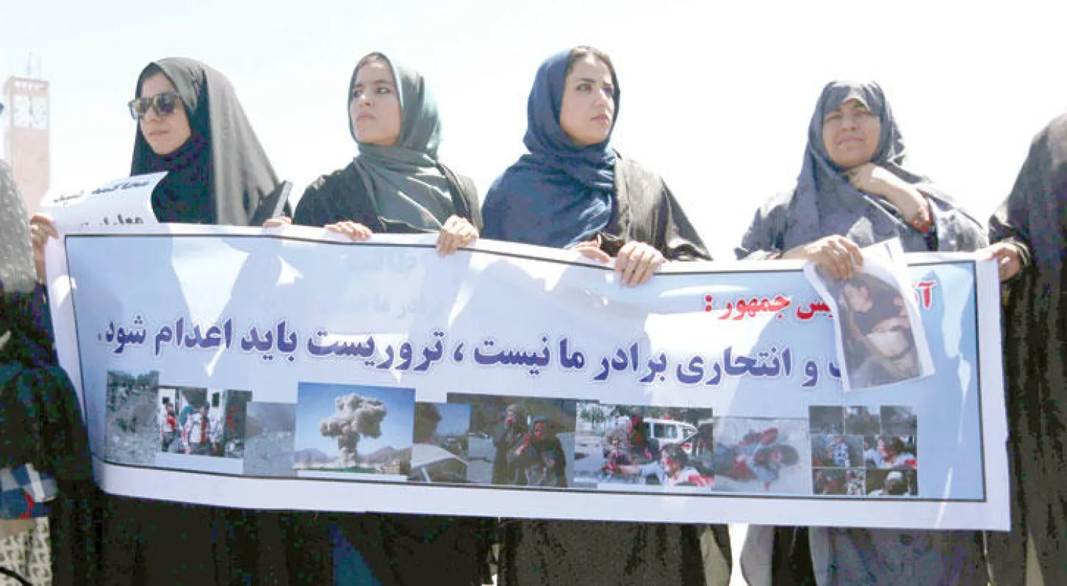 مظاهرات غاضبة في هراة ضد «طالبان» و«داعش» عقب التفجير الانتحاري الذي ضرب الحي الدبلوماسي في كابل وأدى إلى مقتل أكثر من 90 شخصاً وإصابة العشرات (إ.ب.أ)
تشييع  ضحايا الحي الدبلوماسي خارج العاصمة أمس (رويترز)