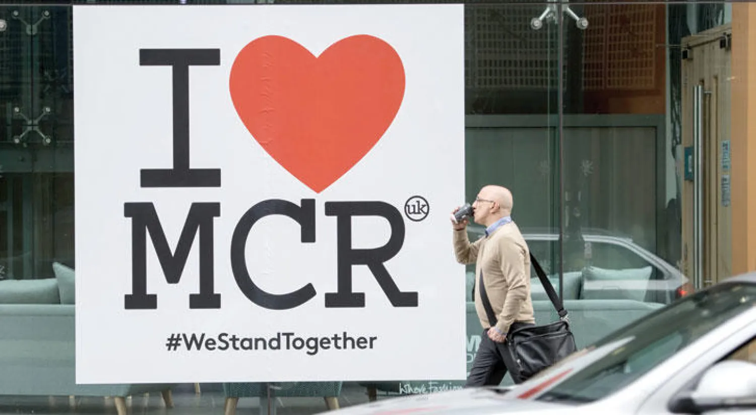 ملصق إعلاني وسط مدينة مانشستر يعبر عن التلاحم بين أبناء المدينة عقب التفجير الانتحاري الذي ضرب حفلاً غنائياً في «مانشستر أرينا» يوم 22 مايو الماضي (أ.ف.ب)