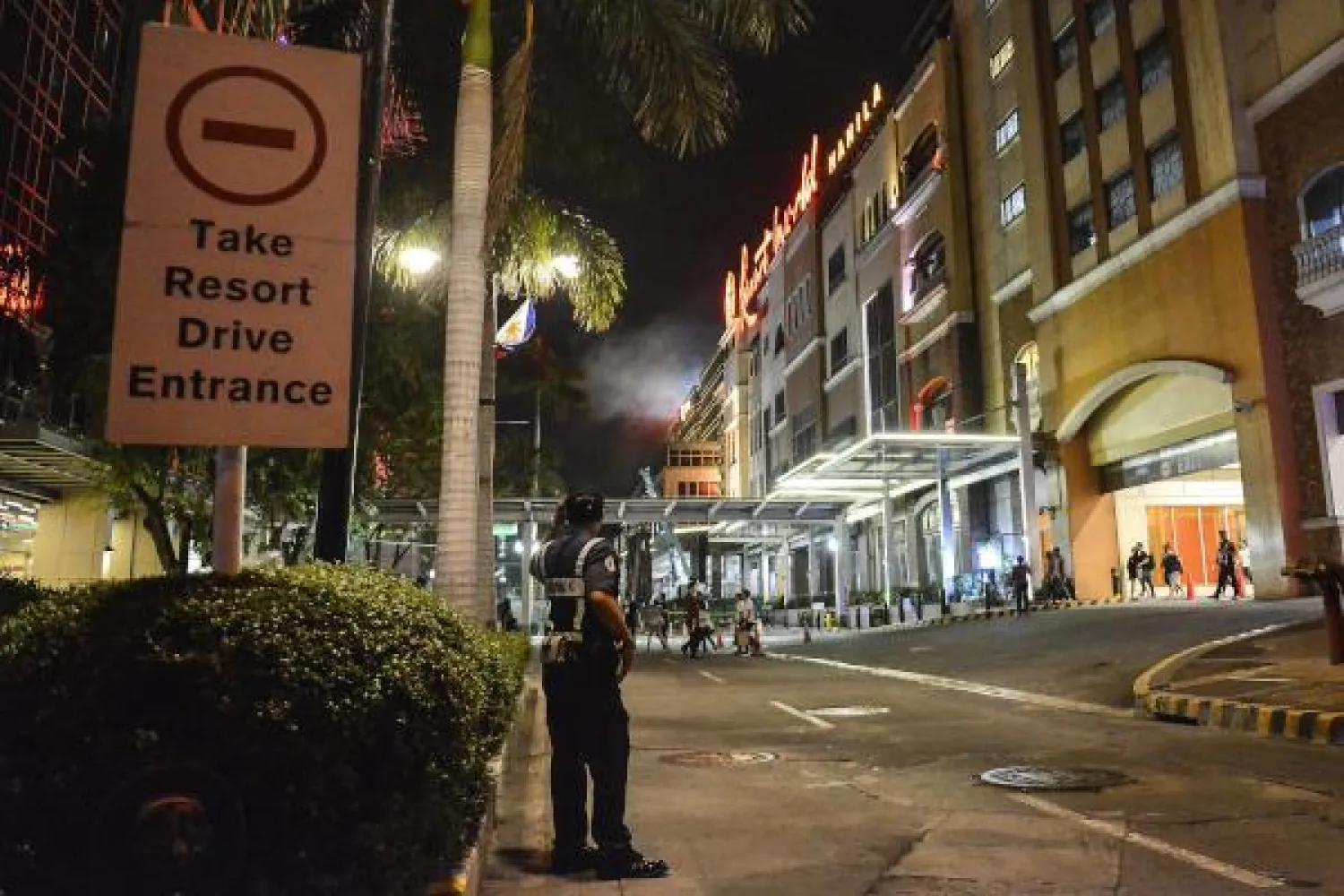 رجال الأمن يباشرون حادثة إطلاق نار في منتجع بالعاصمة الفلبينية مانيلا (إ.ب.أ)