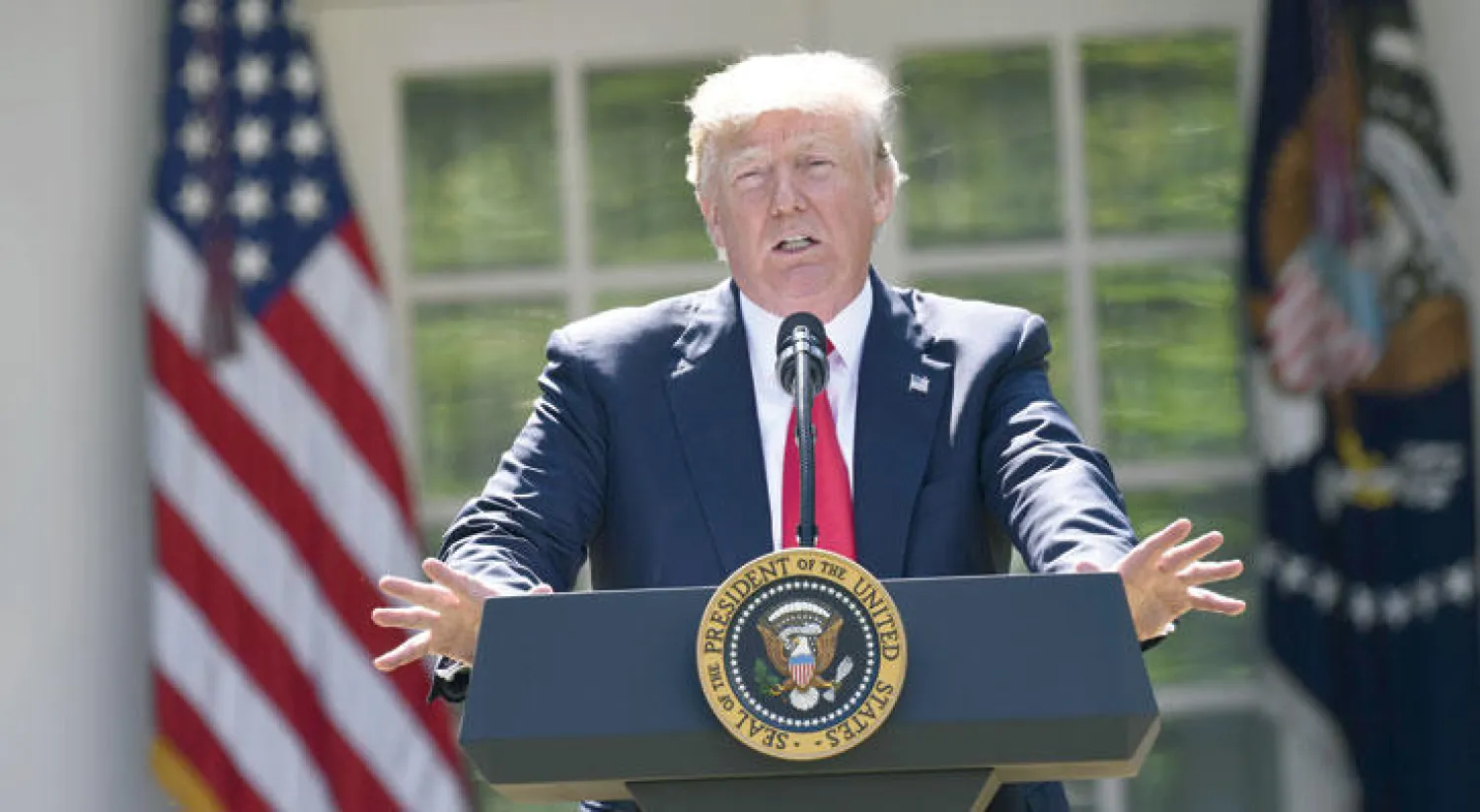 ترمب لدى إعلانه انسحاب الولايات المتحدة من اتفاق المناخ في البيت الأبيض أمس (ا.ف.ب)