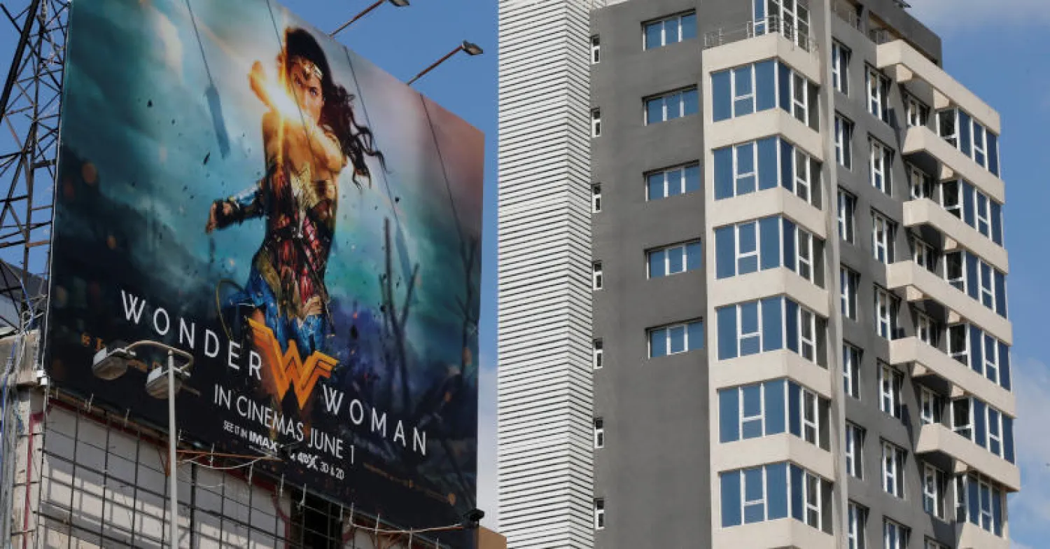 إعلان لفيلم «واندر وومن» في شوارع بيروت (رويترز)