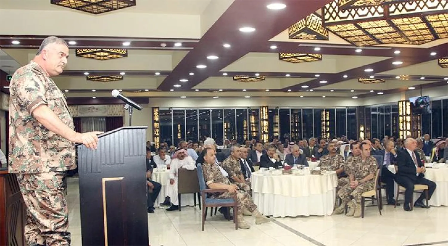 رئيس هيئة الأركان المشتركة الفريق الركن محمود فريحات خلال حضوره مأدبة إفطار مع متقاعدين عسكريين مساء أمس (الموقع الالكتروني للقوات المسلحة الأردنية )
