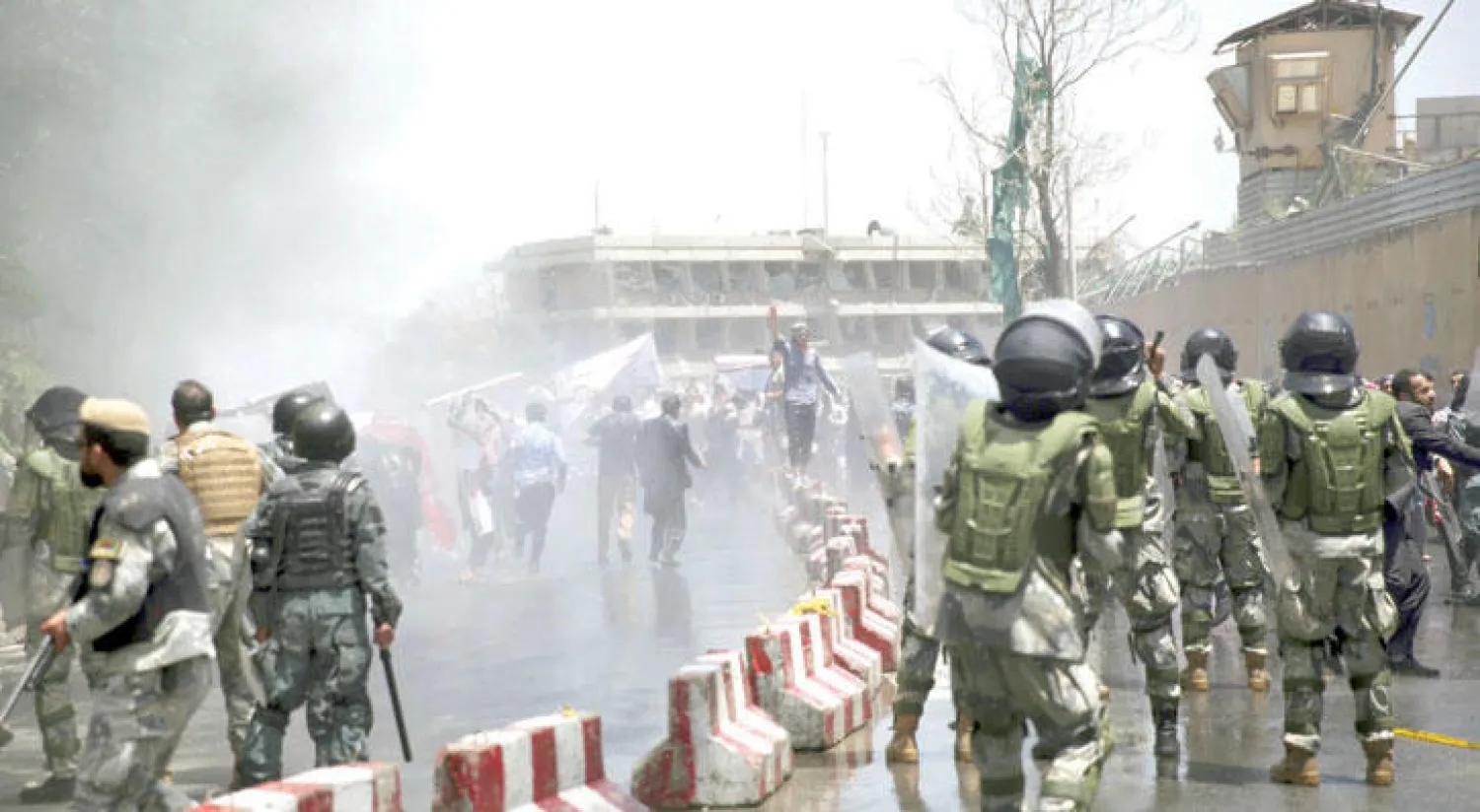 أطلقت الشرطة الأفغانية الرصاص الحي لتفريق مئات المتظاهرين الذين كانوا يحاولون التوجه إلى القصر الرئاسي خلال مواجهات كانت تطالب باستقالة الحكومة الأفغانية أمس (أ.ب)